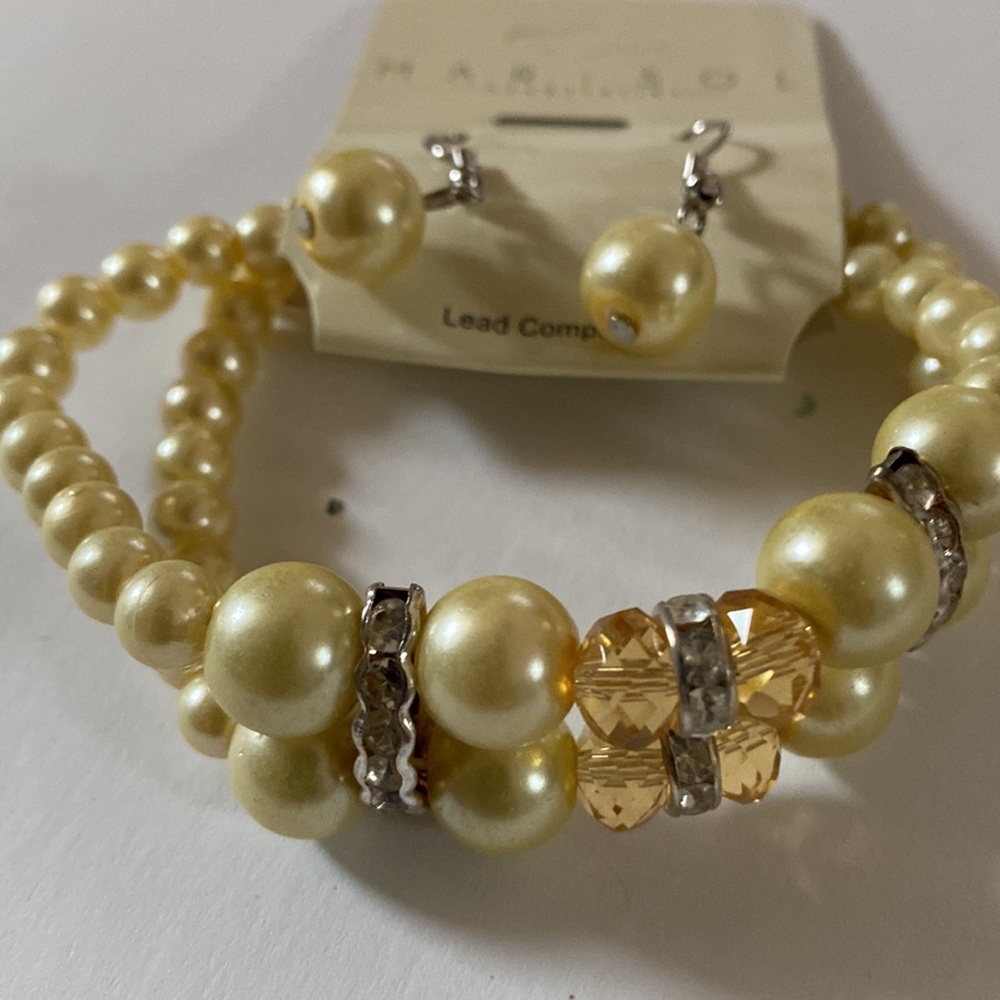 2/$12 Sale Sale. Beaded bracelet with earrings. Bracelet is stretchable - Picture 3 of 6
